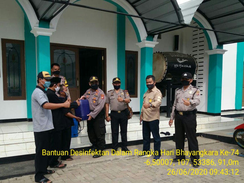 Polsek Cibatu Polres Purwakarta Bersihkan Masjid Dan Ingatkan DKM Untuk Tetap Jalankan Protokol Kesehatan